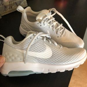 White Nike tennis shoe sz 8